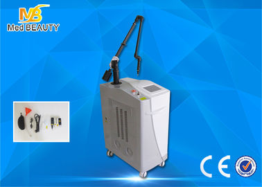China Medizinische Laser-Tätowierungs-Abbau-Ausrüstungs-Doppelt-Lampen 1064nm 585nm 650nm 532nm distributeur