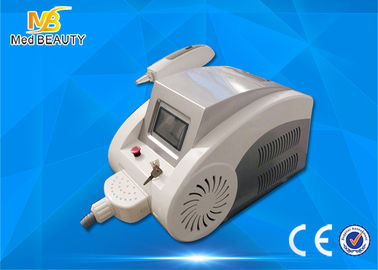 China Graue Nd Yag Laser-Tätowierungs-Abbaumaschine, q schaltete Laser für Tätowierungsabbau distributeur